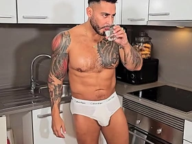 BlakeMason: 纹身美男厨房里吞吐Viktor Rom的巨雕 hot gay doctor porn