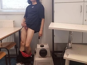 在学校射精 发情学生嫩0撸动光滑鸡巴在教室课桌上冒险喷精 Jon Arteen大学自慰拍摄火热单人基片 japanese jock gay porn