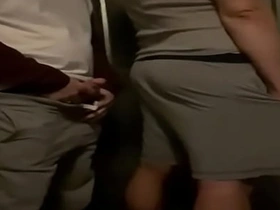 深夜空街，喝多了…我决定尿在嫩鸡室友身上找乐子 :P jin japan gay porn