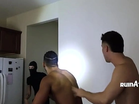 小白脸想偷东西却撞上硬茬 japanese gay breeding porn