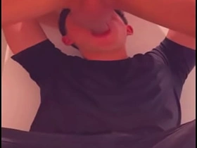 商场厕所里被运动型小伙深喉 爽爆的猎艳 chinese gay monk porn