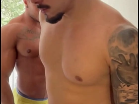 在朋友家过夜 他一大早就操我 还把精液射我嘴里 china porn gay