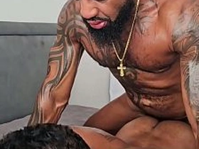 那个傲慢的直男邻居一直偷看我撸管，最后进房间狠狠操了我 new gay chinese porn 2026